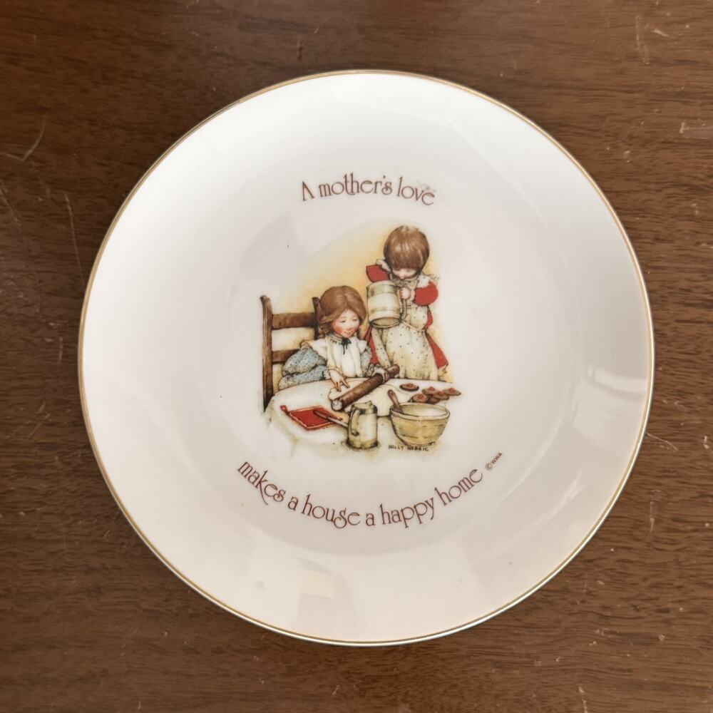 1975 Porcelain Plate Mother's Love Makes Happy Home Lasting Memories Gift